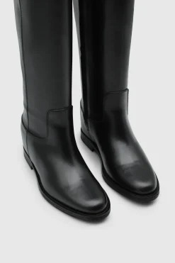 Hohe Stiefel