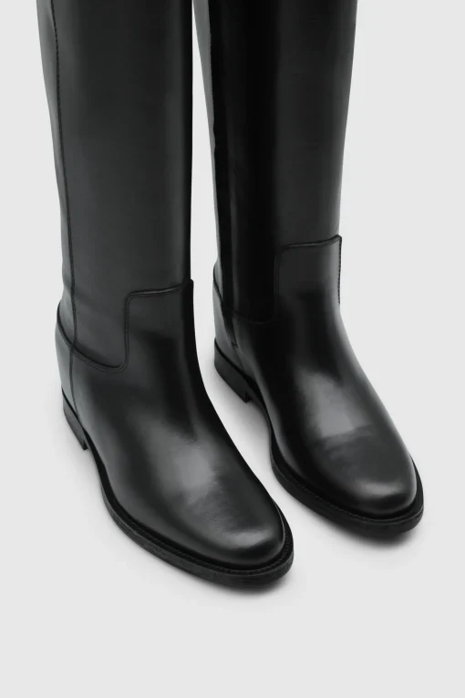 Hohe Stiefel